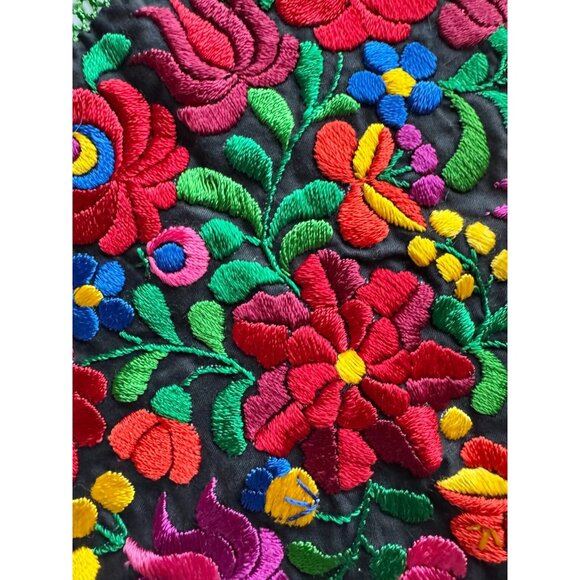 Vintage NWT Hungarian Floral Embroidered Cotton Fringed Table Cloth Placemat - Picture 3 of 11